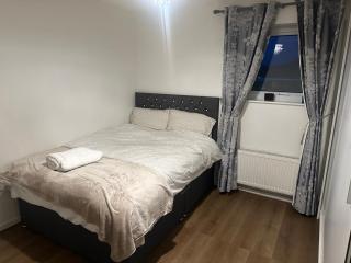 Cozy & Stylish 3-Bedroom Home - Peterborough - 6