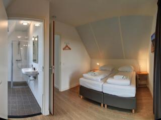 Modern lodge on the water in a national park - Tholen - 7