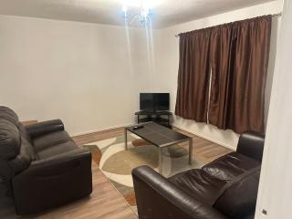 Cozy & Stylish 3-Bedroom Home - Peterborough - 0
