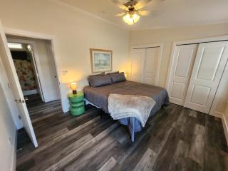 Sunny Retreat-Near Beach-Pickleball-Heated Pool! - Fort Myers Beach - 8