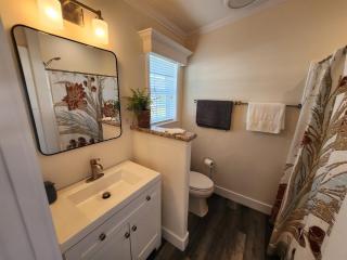 Sunny Retreat-Near Beach-Pickleball-Heated Pool! - Fort Myers Beach - 6