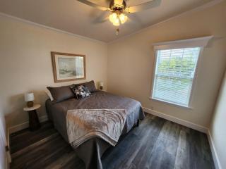 Sunny Retreat-Near Beach-Pickleball-Heated Pool! - Fort Myers Beach - 1