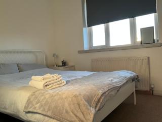 Private Rooms with Shared Bathroom Bus Stop 8 Mins Away - Earley - 9