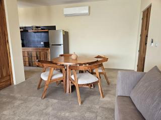 PH studio Balcony with Jacuzzi, Gym & Pool - 4