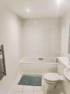 Room with private bathroom, Near Heathrow Airport, Tube Station, Shops, Cinema - Hounslow - 1
