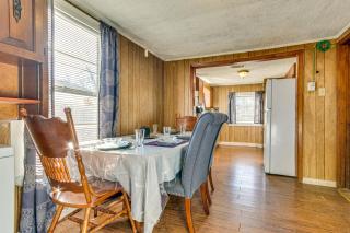 3 Mi to Lake Saracen Pine Bluff Home with Grill! - 3