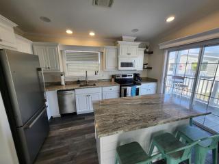 Sunny Gulf Coast Getaway-Near Beach-Shared Pool! - 0
