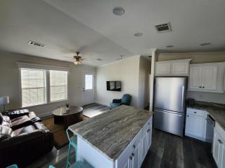 Sunny Gulf Coast Getaway-Near Beach-Shared Pool! - Fort Myers Beach - 9
