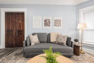 Remodeled Washer Dryer Mins to Beach & Downtown - 2