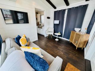 The Tiny Treasure with Pool and Hot Tub - Austin - 9