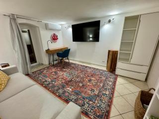 Stylish Apartment Steps from the Beach - 8