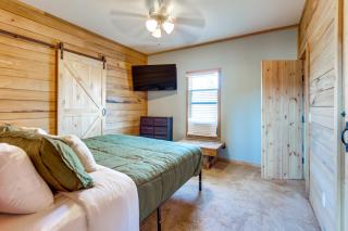 Peaceful Cabin with Mtn Views and Grill in Altoona! - - 3