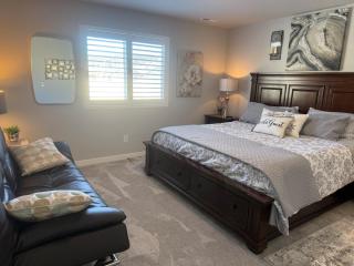 The VILLAGE WALK at Sunset Arch - 4 bedroom sleeps 1 to 11 - 5