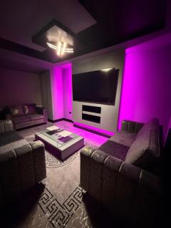 SK Stays Modern Luxury Home With Jacuzzi Bath & Cinema Room - Shipley - 8
