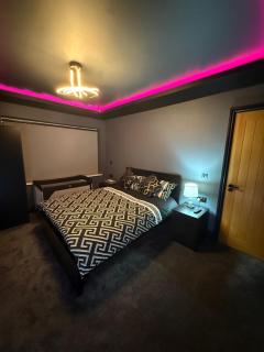 SK Stays Modern Luxury Home With Jacuzzi Bath & Cinema Room - Shipley - 7
