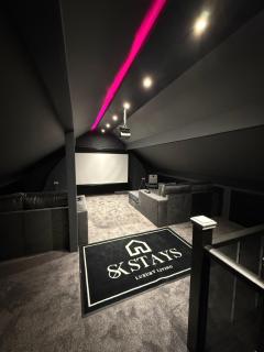 SK Stays Modern Luxury Home With Jacuzzi Bath & Cinema Room - Shipley - 9