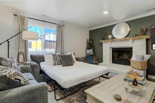 Wild Rose Family Retreat with BBQ & Fire Pit - 1