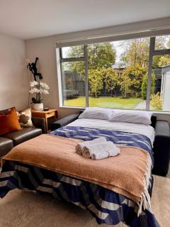 Private Family City Retreat, Sleeps 8 - Christchurch - 6
