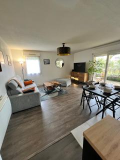 Talence, near Bordeaux - Parking, Terrace, Sleeps 6 - 5