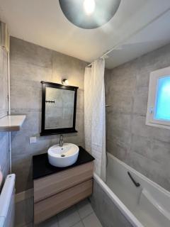Talence, near Bordeaux - Parking, Terrace, Sleeps 6 - 4
