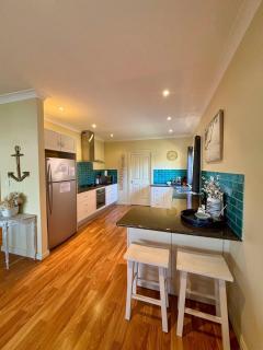 Open Plan Coastal Beauty in Patonga Beach - Pet Friendly - Patonga - 4