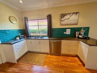 Open Plan Coastal Beauty in Patonga Beach - Pet Friendly - Patonga - 2