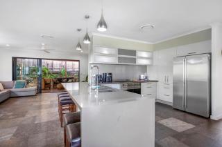 Walk to beach & shops - 2