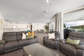 A Strand of Paradise, Oceanside Views & Pool - Mount Maunganui - 1