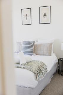Luxury Avenue Retreat-Sleeps 8, Fireplace, Central, Garage, 4 bedroom, 2 bathroom, BBQ - Ocean Grove - 8