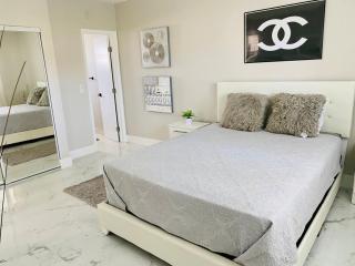 CHIC 1BR 2BA CONDO 1 Block to Aventura Mall - 1