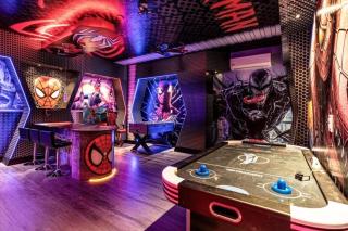 9052SD Newly Furnished 9BR Villa Steps from Clubhouse - 9