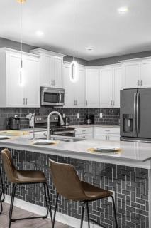 9052SD Newly Furnished 9BR Villa Steps from Clubhouse - 6