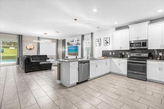 9052SD Newly Furnished 9BR Villa Steps from Clubhouse - Davenport - 4