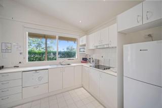 Shores Beach & Lakeside Villas - Elizabeth Beach - 9