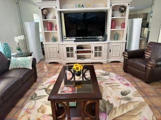 Spacious 4BR 2 5BA Family Retreat Pool Near Beach - 7