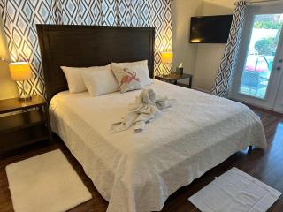 Spacious 4BR 2 5BA Family Retreat Pool Near Beach - 8