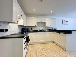 Modern 2 Bedroom Apartment - Allocated Parking - Near Hospital & Racecourse - 1