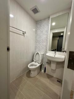 Near Safari Park and BTS Bangchan condo swimming, fitness, cooking, family-friendly rental - Ban Bang Chan - 5