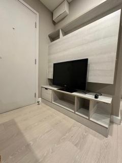 Near Safari Park and BTS Bangchan condo swimming, fitness, cooking, family-friendly rental - Ban Bang Chan - 4