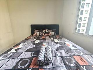 Strategic 2BR Gading MOI Apt with Wi-Fi, Pool & Gym by 2ndHome - 6