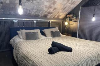 Artsy Retreat - Sleeps 8 Free Parking & Balcony - Caterham - 8