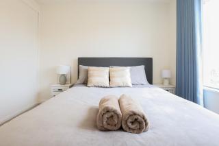 Modern 2-Bed Townhouse Close to City Attractions - - 6