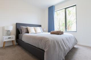 Modern 2-Bed Townhouse Close to City Attractions - - 4