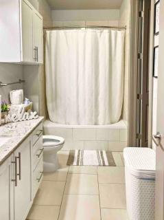 Midtown Oasis Overlooking ATL with Pool View and Balcony - Atlanta - 9