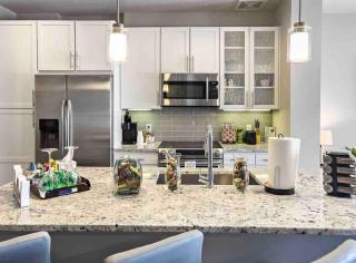 Midtown Oasis Overlooking ATL with Pool View and Balcony - Atlanta - 4