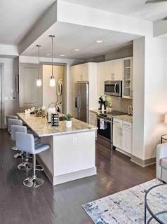 Midtown Oasis Overlooking ATL with Pool View and Balcony - Atlanta - 3