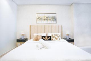 Burj Khalifa Views, Rooftop Infinity Pool - 2