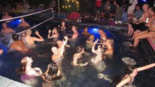 WET! a Pool Party Hostel by Wild & Wandering - Haad Rin - 2