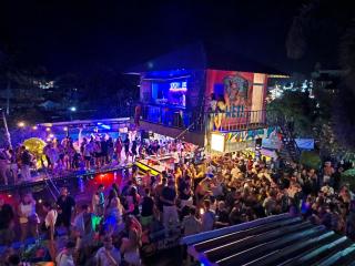 WET! a Pool Party Hostel by Wild & Wandering - Haad Rin - 7