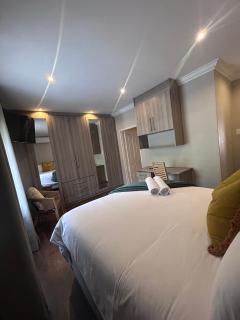 Home Away from Home - Deluxe Queen & Twin Studio - Johannesburg - 0